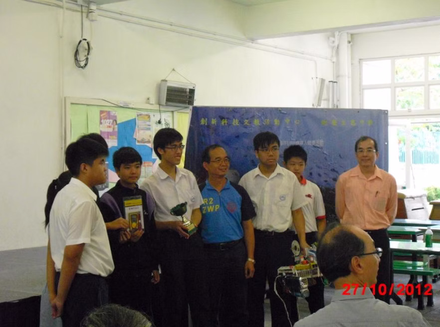 香港中華業餘無線電研究會鄧維炳會長頒獎